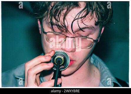 GOMEZ, CONCERT PRÉCOCE, 1998 : un jeune Ben Ottewell de Gomez jouant un petit concert en sueur à l'étage à Bristol Louisiana, Bristol, Angleterre, Royaume-Uni le 25 avril 1998. Le groupe tourne leur premier album, Bring It on. Photo : Rob Watkins. INFO : Gomez, un groupe de rock indépendant anglais, formé à Southport, en Angleterre, en 1996. Leur premier album 'Bring It on' remporte le prestigieux Mercury Prize en 1998, les propulsant vers la célébrité. Leur son éclectique mêle blues, folk et rock. Banque D'Images