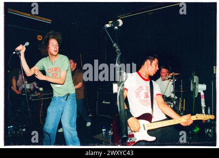 HUNDRED REAONS, YOUNG, CONCERT EMO, 2001 : un jeune chanteur Colin Doran et guitariste Larry Hibbitt du groupe de rock Emo Hundred Reaons jouant au Clwb IFOR Bach Welsh Club au pays de Galles, Royaume-Uni 14 mai 2001. Photo : Rob Watkins. INFO : 100 Reasons, un groupe de rock post-hardcore britannique formé en 1999 à Londres, a été acclamé pour ses performances live énergiques et son écriture émotive. Des hits comme If I Could et Silver ont présenté leur son dynamique, ce qui leur a valu une suite dévouée dans la scène musicale du début des années 2000. Banque D'Images