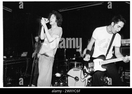 HUNDRED REAONS, YOUNG, CONCERT EMO, 2001 : un jeune chanteur Colin Doran et guitariste Larry Hibbitt du groupe de rock Emo Hundred Reaons jouant au Clwb IFOR Bach Welsh Club au pays de Galles, Royaume-Uni 14 mai 2001. Photo : Rob Watkins. INFO : 100 Reasons, un groupe de rock post-hardcore britannique formé en 1999 à Londres, a été acclamé pour ses performances live énergiques et son écriture émotive. Des hits comme If I Could et Silver ont présenté leur son dynamique, ce qui leur a valu une suite dévouée dans la scène musicale du début des années 2000. Banque D'Images