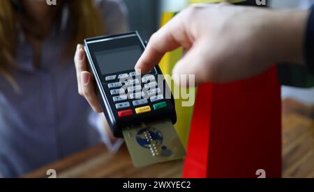 Bouton-poussoir de porte-gobelets à main mâle sur le terminal POS moderne Banque D'Images