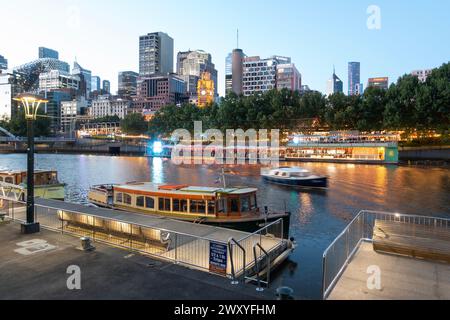 Melbourne CBD vu de la rivière Yarra à Southbank, Melbourne, VIC, Australie Banque D'Images