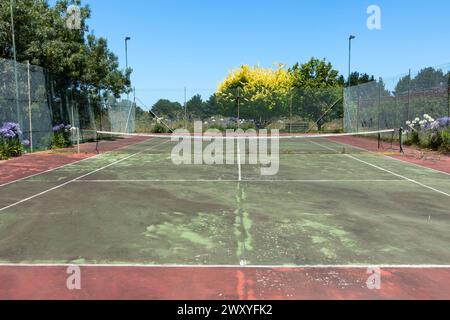 Court de tennis privé négligé près de Bairnsdale dans le Victoria, Australie Banque D'Images