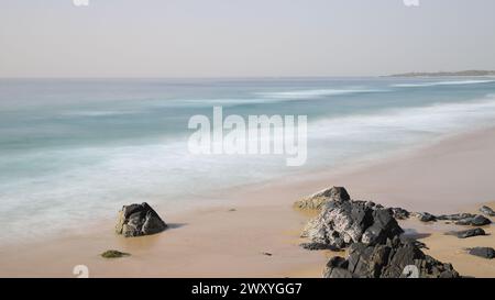 Vue de Maggies Beach et Hastings point dans la distance prise depuis Norries Headland Banque D'Images