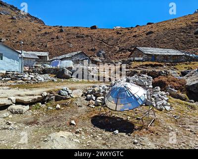 Réchauffer la théière dans une cuisinière solaire. Concept d'écologie. Énergies vertes renouvelables. Népal. Himalaya. Banque D'Images