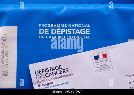 Programme national de dépistage du cancer colorectal : courrier avec kit auto-administré de test de sang occulte fécal. Banque D'Images
