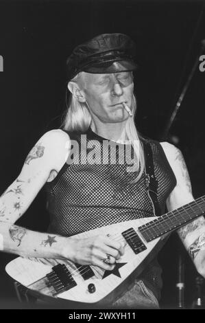 Reims (nord-est de la France) : Johnny Winter, guitariste et chanteur de blues américain, en concert en 1987 Banque D'Images