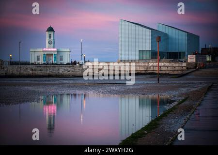 Ville balnéaire de Margate photographiée au crépuscule sur le bord du port Banque D'Images