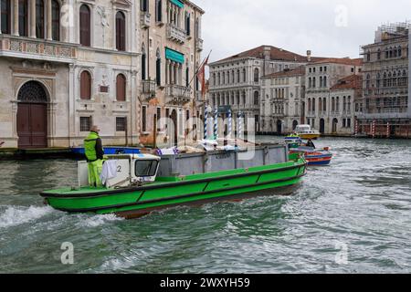 Italie, Venise : bateau à ordures sur le Grand canal Banque D'Images