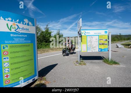 Saint-Vallier (sud-est de la France) : piste cyclable Viarhona, piste cyclable et pédestre le long du Rhône, du lac Léman à la mer Méditerranée, Banque D'Images