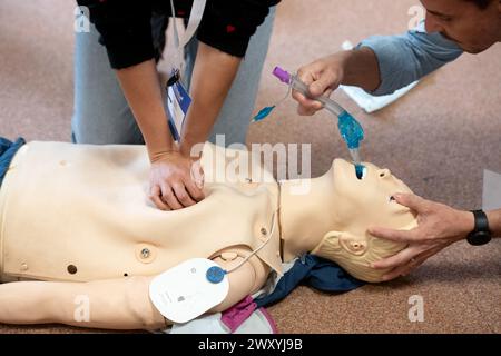 Privas (sud-est de la France) : journée de stagiaires, formation aux premiers secours pour les médecins en formation (médecins de maison) avec scénarios de jeux de rôle où les participants au cours Banque D'Images