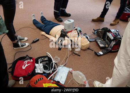 Privas (sud-est de la France) : journée de stagiaires, formation aux premiers secours pour les médecins en formation (médecins de maison) avec scénarios de jeux de rôle où les participants au cours Banque D'Images