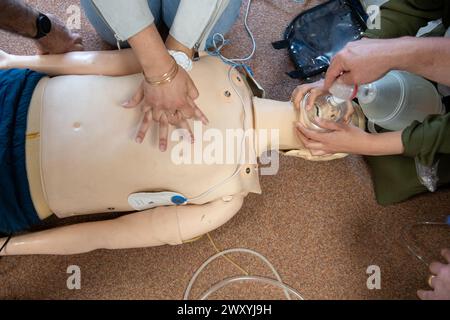 Privas (sud-est de la France) : journée de stagiaires, formation aux premiers secours pour les médecins en formation (médecins de maison) avec scénarios de jeux de rôle où les participants au cours Banque D'Images
