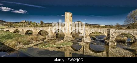 Pont médiéval de Frías, style gothique du XIIIe siècle, Ebre, ville médiévale de Frías, groupement artistique historique, Las Merindades, Burgos, Castilla y León Banque D'Images