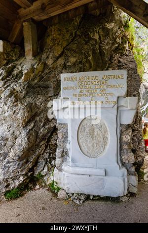 Plaque commémorative commémorant la visite en 1807 de l'archiduc Jean d'Autriche à la cascade de Savica , une attraction touristique populaire dans le nord-ouest de la Slovénie Banque D'Images