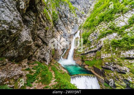 Slap Savica (chutes de Savica) au lac Boninj, une attraction touristique populaire dans le nord-ouest de la Slovénie, en Europe centrale et orientale Banque D'Images