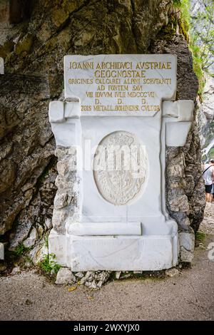 Plaque commémorative commémorant la visite en 1807 de l'archiduc Jean d'Autriche à la cascade de Savica , une attraction touristique populaire dans le nord-ouest de la Slovénie Banque D'Images