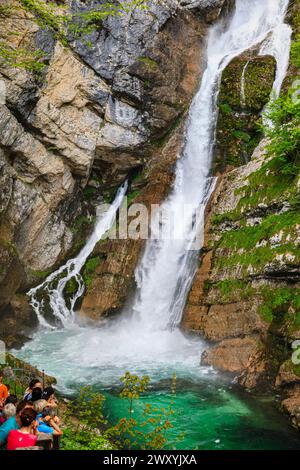 Slap Savica (chutes de Savica) au lac Boninj, une attraction touristique populaire dans le nord-ouest de la Slovénie, en Europe centrale et orientale Banque D'Images