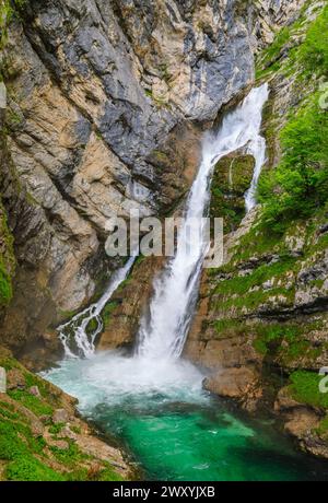 Slap Savica (chutes de Savica) au lac Boninj, une attraction touristique populaire dans le nord-ouest de la Slovénie, en Europe centrale et orientale Banque D'Images