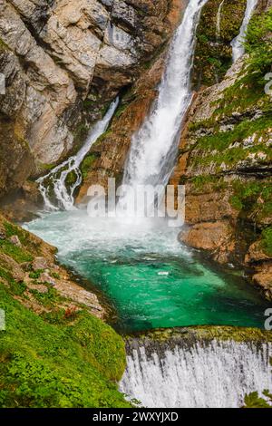 Slap Savica (chutes de Savica) au lac Boninj, une attraction touristique populaire dans le nord-ouest de la Slovénie, en Europe centrale et orientale Banque D'Images