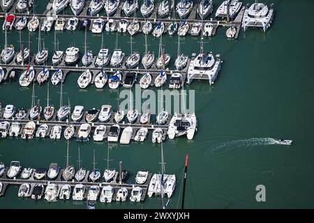 La Rochelle (centre-ouest de la France) : vue aérienne du port de plaisance des minimes, avec de nombreux voiliers amarrés aux pontons. Illustration des voiliers et wa Banque D'Images