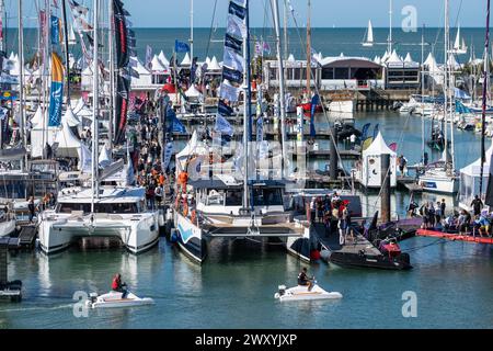 La Rochelle, les minimes Harbour (centre-ouest de la France) : Grand Pavois la Rochelle Boat Show 2023, ambiance sur les pontons avec amator marins et Banque D'Images