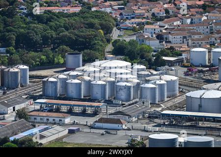 La Rochelle (centre-ouest de la France) : vue aérienne des cuves de stockage de la Pallice et des maisons. Site classé SEVESO. Maîtrise des risques d'accidents majeurs Banque D'Images
