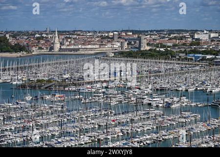 La Rochelle (centre-ouest de la France) : vue aérienne du port de plaisance des minimes en premier plan et du centre-ville en arrière-plan Banque D'Images