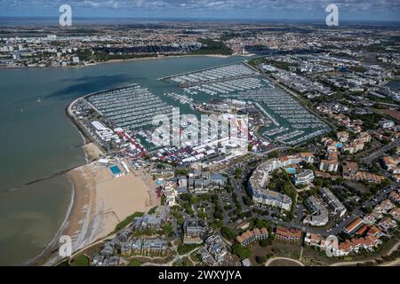 La Rochelle (centre-ouest de la France) : vue aérienne du port de plaisance des minimes et de la ville Banque D'Images