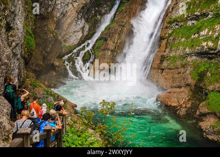 Slap Savica (chutes de Savica) au lac Boninj, une attraction touristique populaire dans le nord-ouest de la Slovénie, en Europe centrale et orientale Banque D'Images