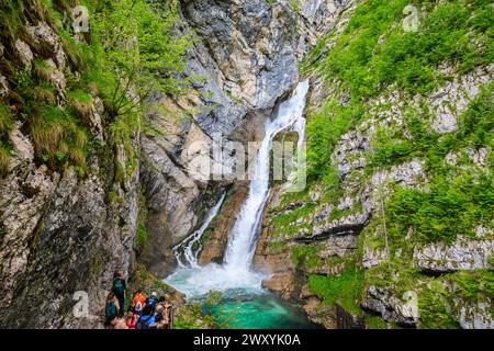 Slap Savica (chutes de Savica) au lac Boninj, une attraction touristique populaire dans le nord-ouest de la Slovénie, en Europe centrale et orientale Banque D'Images