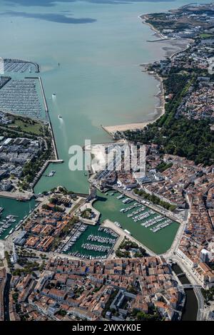 Le Rochelle (centre-ouest de la France) : vue aérienne sur le Vieux Port, le quartier de Gabut « la ville des bois » et le centre-ville. Vue sur la mer w Banque D'Images