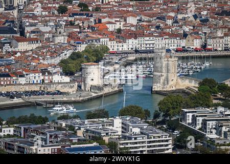 La Rochelle (centre-ouest de la France) : vue aérienne de la ville avec les deux tours tour tour de la Lanterne et tour Saint-Nicolas à l’entrée du Banque D'Images