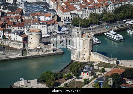 La Rochelle (centre-ouest de la France) : vue aérienne de la ville avec les deux tours « tour de la chaîne » et « tour Saint-Nicolas » à l’entrée du Banque D'Images