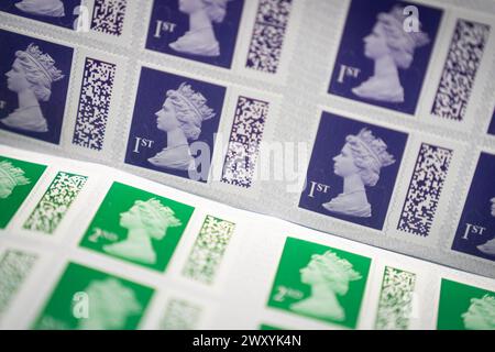 Photo de fichier non datée des timbres de première et deuxième classe. Royal mail enquêterait sur des allégations selon lesquelles des personnes auraient été condamnées à tort à une amende après avoir reçu des lettres avec de nouveaux timbres à code-barres. Des membres du public se sont plaints d'avoir dû payer des pénalités de 5 £ pour récupérer le courrier parce que les timbres étaient considérés comme étant contrefaits, a rapporté le Daily Telegraph. Le problème est apparu depuis que le service postal a entièrement adopté un nouveau système de codes-barres en juillet dernier. Date d'émission : mercredi 3 avril 2024. Banque D'Images