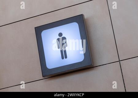 Des hommes de symbole dans une toilette à l'aéroport d'Alicante en Espagne Banque D'Images