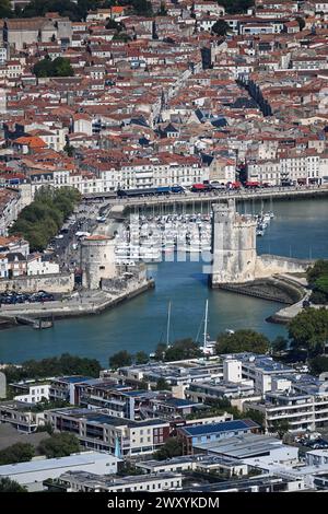 La Rochelle (centre-ouest de la France) : vue aérienne du centre-ville avec les deux tours « tour de la chaîne » et « tour Saint-Nicolas » à l’entrée Banque D'Images