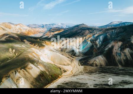 Superbe prise de vue aérienne capturant la beauté naturelle des montagnes et vallées multicolores de rhyolite de Landmannalaugar en Islande. Banque D'Images