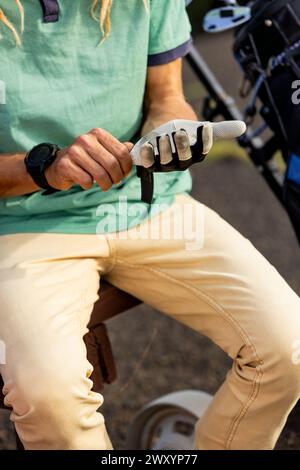 Gros plan rapproché méconnaissable d'un golfeur avec des dreadlocks blonds distinctifs saisissant un club de golf, mettant en valeur un style non conventionnel dans ce sport. Banque D'Images