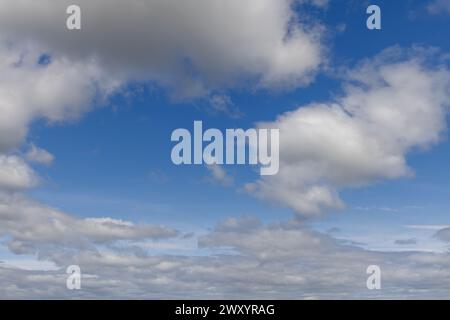 Une vue fascinante sur le ciel bleu, ornée de nuages moelleux qui s'étendent à l'horizon, offrant une toile de fond dynamique et sereine pour la créativité Banque D'Images