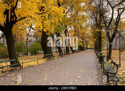 Planty Park, les plus grands parcs de la ville de Cracovie, encercle la vieille ville (Stare Miasto), où se dressaient les remparts de la ville médiévale jusqu'au début du 19e cen Banque D'Images