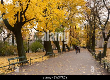 Planty Park, les plus grands parcs de la ville de Cracovie, encercle la vieille ville (Stare Miasto), où se dressaient les remparts de la ville médiévale jusqu'au début du 19e cen Banque D'Images