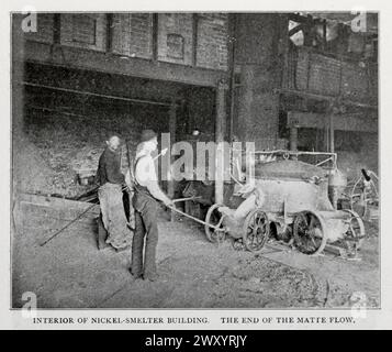 INTÉRIEUR DU BÂTIMENT DE LA FONDERIE DE NICKEL. LA FIN DU FLUX DE CACHE. Extrait de l'article L'EXTRACTION, LA FUSION ET L'AFFINAGE DU NICKEL par Titus Ulke. Tiré de l'Engineering Magazine consacré au progrès industriel volume XVI octobre 1898 - mars 1899 The Engineering Magazine Co Banque D'Images