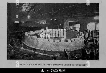 FOUR À CUVE RÉGÉNÉRATIVE CIRCULAIRE EN CONSTRUCTION. De l'OPÉRATION CONTINUE Article1 DANS LA FABRICATION DE VERRE DE FENÊTRE. Par Robert Linton. Tiré de l'Engineering Magazine consacré au progrès industriel volume XVI octobre 1898 - mars 1899 The Engineering Magazine Co Banque D'Images