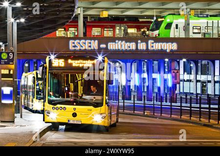 Essen bus de transport public et trains régionaux à la gare principale, Europaplatz, Allemagne, Rhénanie du Nord-Westphalie, région de la Ruhr, Essen Banque D'Images