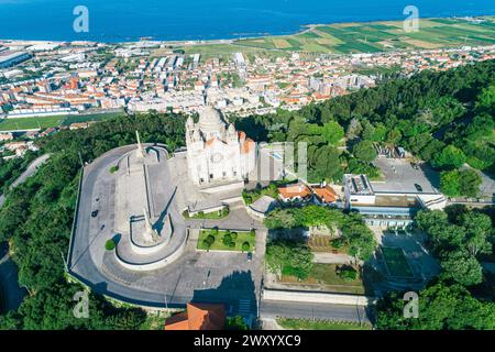 basilique de Santa Luzia à Viana do Castelo, célèbre temple catholique au Portugal. Vue aérienne par drone Banque D'Images