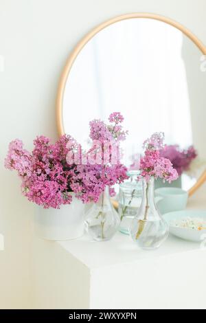 Lilas violet dans des vases bleus avec miroir doré bel espace floral d'inspiration printanière Banque D'Images