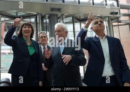 (De gauche à droite) la chancelière fantôme Rachel Reeves, Lord John Browne, directeur général et directeur du Francis Crick Institute, Sir Paul Nurse, et le maire de Londres Sadiq Khan lors d'une visite au Francis Crick Institute à Londres pour annoncer un nouveau plan de croissance de Londres pour stimuler la croissance économique. Date de la photo : mercredi 3 avril 2024. Banque D'Images