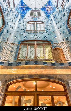 BARCELONE - AOÛT 9 : phare bleu emblématique à l'intérieur de la Casa Batllo, bâtiment renommé conçu par Antoni Gaudi et site emblématique de Barcelone, en Catalogne Banque D'Images