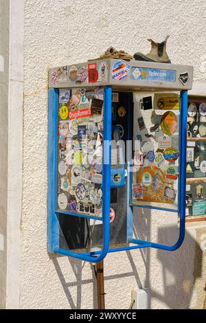 Vieille cabine téléphonique avec des chaussures oubliées sur le dessus dans la station d'essence Solitaire, Namibie Banque D'Images