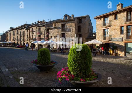 Espagne, Aragon : le village d’Ainsa-Sobrarbe est l’une des plus belles villes médiévales d’Europe et appartient à l’association des plus beaux VI Banque D'Images